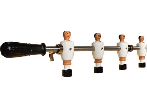 Percha, colgador, de 4 muñecos, jugadores de futbolín, de madera pintados a mano en blanco, munecos originales del futbolín tipo madrileño, con puño de goma negro. Barra maciza cromada de 50 cms