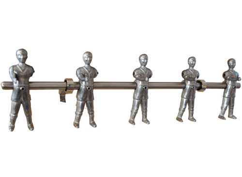 Percha, colgador, de 5 muñecos, jugadores de futbolín, de metal,  sin pintar, munecos originales del futbolín tipo cataluña, brazos desmontables. Barra maciza cromada de 50 cms.