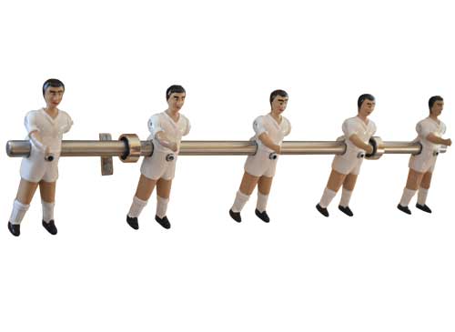 Percha, colgador, de 5 muñecos, jugadores de futbolín, de metal,  pintados  blancos, munecos originales del futbolín tipo cataluña, brazos desmontables. Barra maciza cromada de 50 cms.